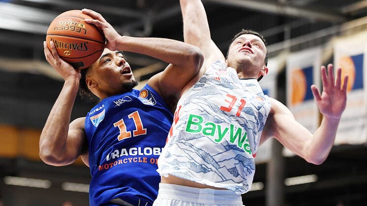 Sport Bilder des Tages Basketball, 1. Bundesliga, Saison 2021 2022, 9. Spieltag, SYNTAINICS MBC (Mitteldeutscher Basketball Club Weissenfels) vs. FC Bayern Muenchen Basketball (04.12.2021) Zweikampf um den Ball am Korb zwischen Kostja Mushidi (Weissenfels, Rueckennummer 11) (li.) und Zan Sisko (Guard Bayern Muenchen, Rueckennummer 31) beim Spiel Weißenfels gegen FC Bayern München Basketball (04.12.2021) Weißenfels Sachsen-Anhalt Deutschland Stadthalle Weißenfels