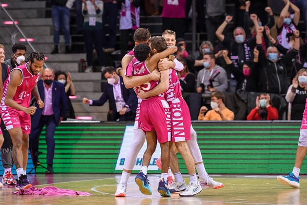 easyCredit BBL, Telekom Baskets Bonn vs. EWE Baskets Oldenburg, 04.12.2021 Jubel und Freude bei den Telekom Baskets Bonn nach dem Sieg , easyCredit BBL, Telekom Baskets Bonn vs. EWE Baskets Oldenburg am 04.12.2021 im Telekom Dome Bonn, Bonn (Nordrhein-Westfalen) Copyright: xBEAUTIFULxSPORTS Mueller-Laschetx