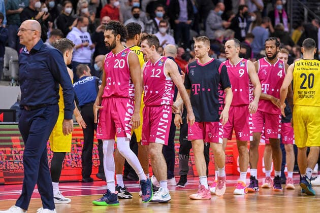 easyCredit BBL, Telekom Baskets Bonn vs. EWE Baskets Oldenburg, 04.12.2021 Skyler Bowlin (Telekom Baskets Bonn, 12), easyCredit BBL, Telekom Baskets Bonn vs. EWE Baskets Oldenburg am 04.12.2021 im Telekom Dome Bonn, Bonn (Nordrhein-Westfalen) Copyright: xBEAUTIFULxSPORTS Mueller-Laschetx