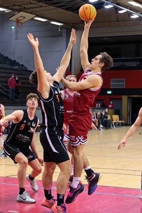 04.12.2021, xovx, Basketball 2. Bundesliga Pro B, Gießen 46ers Rackelos - White Wings Hanau v.l. Niklas Krause (White Wings Hanau), Philip Hecker (White Wings Hanau), Johannes Lischka (Gießen 46ers Rackelos), Tristan Göbel (Gießen 46ers Rackelos) Gießen Sporthalle Ost Hessen Deutschland (DE)