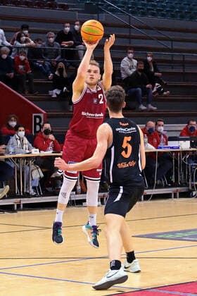 04.12.2021, xovx, Basketball 2. Bundesliga Pro B, Gießen 46ers Rackelos - White Wings Hanau v.l. Viktor Ziring (Gießen 46ers Rackelos), Niklas Krause (White Wings Hanau) Gießen Sporthalle Ost Hessen Deutschland (DE)