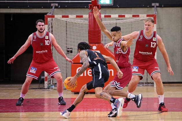 04.12.2021, xovx, Basketball 2. Bundesliga Pro B, Gießen 46ers Rackelos - White Wings Hanau v.l. Tim Uhlemann (Gießen 46ers Rackelos), Dewrell Tisdale (White Wings Hanau), Robin Njie (Gießen 46ers Rackelos), Johannes Lischka (Gießen 46ers Rackelos) Gießen Sporthalle Ost Hessen Deutschland (DE)