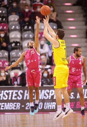 Parker Jackson-Cartwright Telekom Baskets Bonn vs. Sebastian Herrera EWE Baskets Oldenburg easyCredit BBL 1. Bundesliga , Saison 2021 2022 , Hauptrunde 9. Spieltag