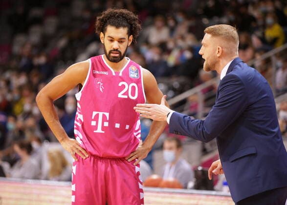 Jeremy Morgan, Trainer Tuomas Iisalo Telekom Baskets Bonn vs. Sebastian Herrera EWE Baskets Oldenburg easyCredit BBL 1. Bundesliga , Saison 2021 2022 , Hauptrunde 9. Spieltag