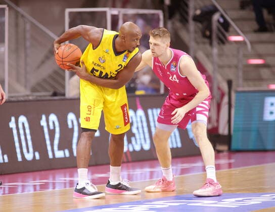 Tim Hasbargen Telekom Baskets Bonn vs. Rickey Paulding EWE Baskets Oldenburg easyCredit BBL 1. Bundesliga , Saison 2021 2022 , Hauptrunde 9. Spieltag