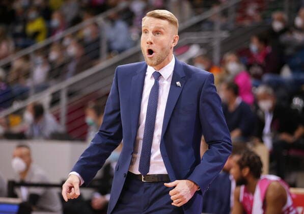 Sport Bilder des Tages Trainer Tuomas Iisalo Telekom Baskets Bonn vs. EWE Baskets Oldenburg easyCredit BBL 1. Bundesliga , Saison 2021 2022 , Hauptrunde 9. Spieltag