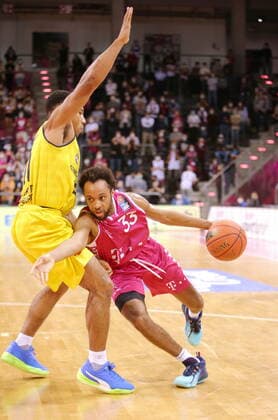 Parker Jackson-Cartwright Telekom Baskets Bonn vs. EWE Baskets Oldenburg easyCredit BBL 1. Bundesliga , Saison 2021 2022 , Hauptrunde 9. Spieltag