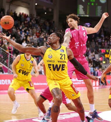 Michael Kessens Telekom Baskets Bonn vs. Tai Odiase EWE Baskets Oldenburg easyCredit BBL 1. Bundesliga , Saison 2021 2022 , Hauptrunde 9. Spieltag