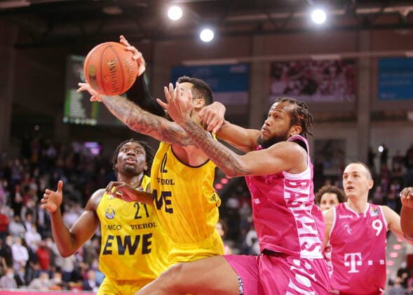 Justin Gorham Telekom Baskets Bonn vs. EWE Baskets Oldenburg easyCredit BBL 1. Bundesliga , Saison 2021 2022 , Hauptrunde 9. Spieltag