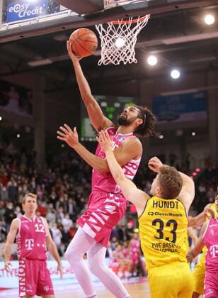 Jeremy Morgan Telekom Baskets Bonn vs. EWE Baskets Oldenburg easyCredit BBL 1. Bundesliga , Saison 2021 2022 , Hauptrunde 9. Spieltag