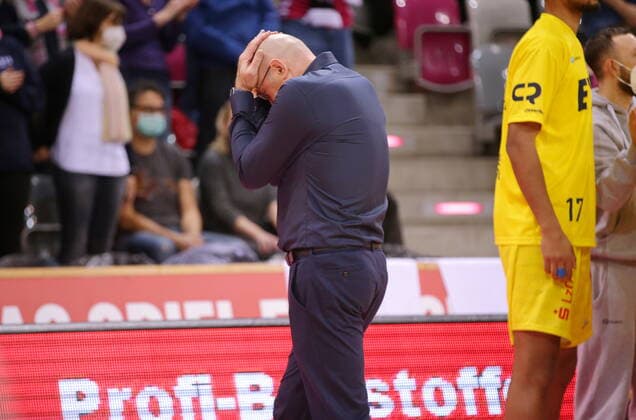 Trainer Mladen Drijencic EWE Baskets Oldenburg nach Niederlage vs. Telekom Baskets Bonn easyCredit BBL 1. Bundesliga , Saison 2021 2022 , Hauptrunde 9. Spieltag