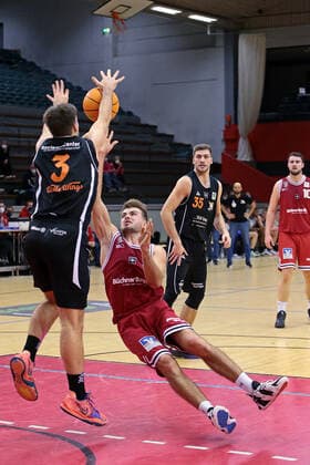 04.12.2021, xovx, Basketball 2. Bundesliga Pro B, Gießen 46ers Rackelos - White Wings Hanau v.l. Philip Hecker (White Wings Hanau), Sebastian Brach (Gießen 46ers Rackelos), Matthias Fichtner (White Wings Hanau) Gießen Sporthalle Ost Hessen Deutschland (DE)