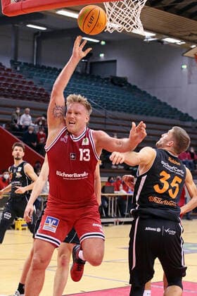 04.12.2021, xovx, Basketball 2. Bundesliga Pro B, Gießen 46ers Rackelos - White Wings Hanau v.l. Stefan Vasovic (White Wings Hanau), Niklas Krause (White Wings Hanau), Johannes Lischka (Gießen 46ers Rackelos), Matthias Fichtner (White Wings Hanau) Gießen Sporthalle Ost Hessen Deutschland (DE)