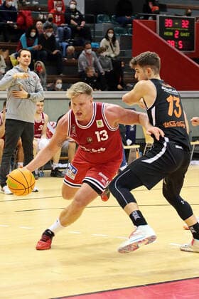 04.12.2021, xovx, Basketball 2. Bundesliga Pro B, Gießen 46ers Rackelos - White Wings Hanau v.l. Johannes Lischka (Gießen 46ers Rackelos), Stefan Vasovic (White Wings Hanau) Gießen Sporthalle Ost Hessen Deutschland (DE)