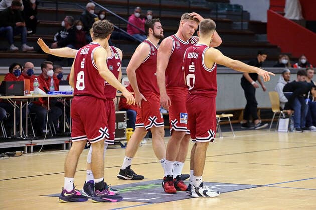 04.12.2021, xovx, Basketball 2. Bundesliga Pro B, Gießen 46ers Rackelos - White Wings Hanau v.l. Tristan Göbel (Gießen 46ers Rackelos), Viktor Ziring (Gießen 46ers Rackelos), Tim Uhlemann (Gießen 46ers Rackelos), Johannes Lischka (Gießen 46ers Rackelos), Sebastian Brach (Gießen 46ers Rackelos) Gießen Sporthalle Ost Hessen Deutschland (DE)