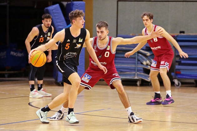 04.12.2021, xovx, Basketball 2. Bundesliga Pro B, Gießen 46ers Rackelos - White Wings Hanau v.l. Stefan Vasovic (White Wings Hanau), Niklas Krause (White Wings Hanau), Sebastian Brach (Gießen 46ers Rackelos), Tristan Göbel (Gießen 46ers Rackelos) Gießen Sporthalle Ost Hessen Deutschland (DE)