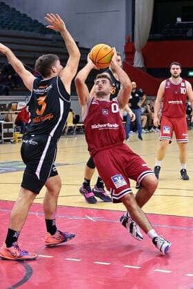 04.12.2021, xovx, Basketball 2. Bundesliga Pro B, Gießen 46ers Rackelos - White Wings Hanau v.l. Philip Hecker (White Wings Hanau), Sebastian Brach (Gießen 46ers Rackelos) Gießen Sporthalle Ost Hessen Deutschland (DE)