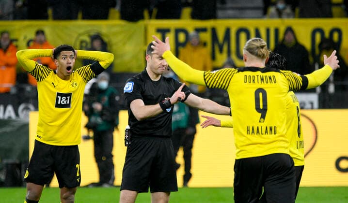 Signal Iduna Park Dortmund, 4.12.2021, 1. Fussball Bundesliga Saison 2021 22, 14. Spieltag, Borussia Dortmund (BVB) vs FC Bayern München (FCB) - v.li.: Jude Bellingham (BVB), Erling Haaland (BVB), Mahmoud Dahoud (BVB) sind entsetzt über Schiedsrichter Felix Zwayer DFL REGULATIONS PROHIBIT ANY USE OF PHOTOGRAPHS AS IMAGE SEQUENCES AND OR QUASI-VIDEO