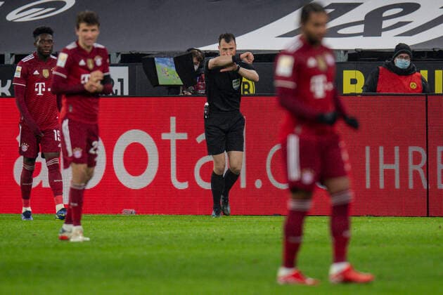 Fußball: 1. Bundesliga, 14. Spieltag, Borussia Dortmund - FC Bayern München am 04.12.2021 im Signal-Iduna-Park in Dortmund (Nordrhein-Westfalen). Schiedsrichter Felix Zwayer schaut sich den Videobeweis an, und gibt Elfmeter, Handspiel von Dortmund s Mats Hummels DFL REGULATIONS PROHIBIT ANY USE OF PHOTOGRAPHS AS IMAGE SEQUENCES AND OR QUASI-VIDEO. Copyright: xChristopherxNeundorfx