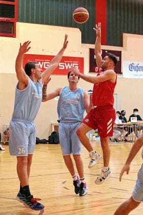 04.12.2021, xovx, Basketball Oberliga Hessen, MTV Gießen - BC Marburg v.l. Srdan Ruzic (BC Marburg), Srdan Ruzic (BC Marburg), Halil Shala (MTV Gießen) Gießen Sporthalle River Baracks Hessen Deutschland (DE)