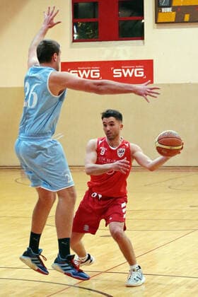 04.12.2021, xovx, Basketball Oberliga Hessen, MTV Gießen - BC Marburg v.l. Srdan Ruzic (BC Marburg), Halil Shala (MTV Gießen) Gießen Sporthalle River Baracks Hessen Deutschland (DE)
