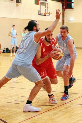 04.12.2021, xovx, Basketball Oberliga Hessen, MTV Gießen - BC Marburg v.l. Zeljko Pavlovic (BC Marburg), Philipp Bötz (MTV Gießen),Srdan Ruzic (BC Marburg) Gießen Sporthalle River Baracks Hessen Deutschland (DE)