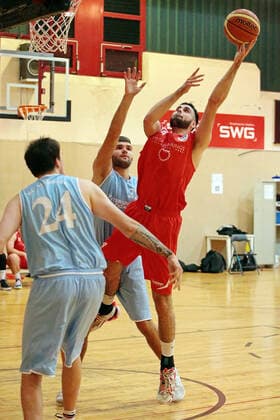 04.12.2021, xovx, Basketball Oberliga Hessen, MTV Gießen - BC Marburg v.l. Phillip Ossowski (BC Marburg), Nico Sudermann (BC Marburg), Philipp Bötz (MTV Gießen) Gießen Sporthalle River Baracks Hessen Deutschland (DE)