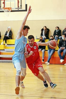 04.12.2021, xovx, Basketball Oberliga Hessen, MTV Gießen - BC Marburg v.l. David Riemer (BC Marburg), Nicolas Schäfer (MTV Gießen) Gießen Sporthalle River Baracks Hessen Deutschland (DE)