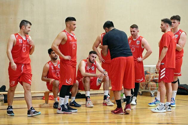 04.12.2021, xovx, Basketball Oberliga Hessen, MTV Gießen - BC Marburg Anweisungen von Ruhollah Abolhassani (MTV Gießen, mitte) an seine Teamkollegen. Gießen Sporthalle River Baracks Hessen Deutschland (DE)