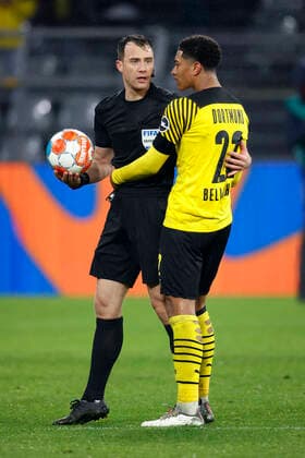 Dortmund, Deutschland, 1. Fussball Bundesliga 14.Spieltag Borussia Dortmund : FC Bayern München 2-3 04. 12. 2021 im Signal-Iduna Park in Dortmund Heftige Anschuldigungen¦ Jude BELLINGHAM (BVB) re.- erhob nach dem Spiel schwere Vorwürfe gegenüber dem Schiedsrichter SR. Felix ZWAYER li.-