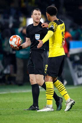 Dortmund, Deutschland, 1. Fussball Bundesliga 14.Spieltag Borussia Dortmund : FC Bayern München 2-3 04. 12. 2021 im Signal-Iduna Park in Dortmund Heftige Anschuldigungen¦ Jude BELLINGHAM (BVB) re.- erhob nach dem Spiel schwere Vorwürfe gegenüber dem Schiedsrichter SR. Felix ZWAYER li.-