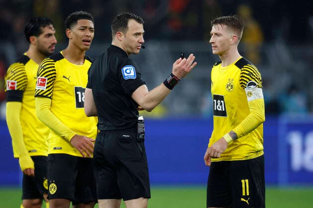 Dortmund, Deutschland, 1. Fussball Bundesliga 14.Spieltag Borussia Dortmund : FC Bayern München 2-3 04. 12. 2021 im Signal-Iduna Park in Dortmund SR. Felix ZWAYER 2.v.re.- hat sich eine strittige Szene am Monitor angeschaut und auf Handelfmeter für den FCB entschieden, Er erklärt seine Entscheidung dem Dortmunder Kapitän Marco REUS (BVB) re.- und Jude BELLINGHAM (BVB) 2.v.li.-