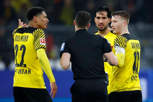 Dortmund, Deutschland, 1. Fussball Bundesliga 14.Spieltag Borussia Dortmund : FC Bayern München 2-3 04. 12. 2021 im Signal-Iduna Park in Dortmund SR. Felix ZWAYER 2.v.li.- hat sich eine strittige Szene am Monitor angeschaut und auf Handelfmeter für den FCB entschieden, Er erklärt seine Entscheidung dem Dortmunder Kapitän Marco REUS (BVB) re.- ,Emre CAN (BVB) 2.v.re.- und Jude BELLINGHAM (BVB) li.-