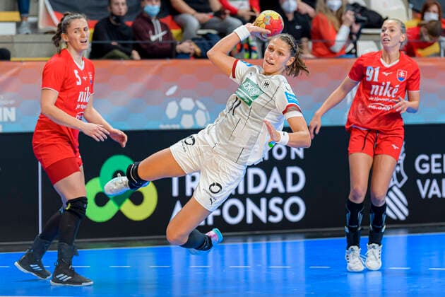 Bilder des Jahres 2021, Sport 12 Dezember Sport Themen der Woche KW48 Sport Bilder des Tages Handball, Frauen: WM, Slowakei - Deutschland, Vorrunde, Gruppe E, 1. Spieltag v.li. Marianna Rebicova (Slowakei), Xenia Smits (Deutschland Bietigheim), Reka Bizikova (Slowakei) Lliria Poliesportiu Pla de L Arc Spanien *** Handball, Womens World Championship, Slovakia Germany, Preliminary Round, Group E, 1 Matchday from left Marianna Rebicova Slovakia , Xenia Smits Germany Bietigheim , Reka Bizikova Slovakia Lliria Poliesportiu Pla de L Arc Spain