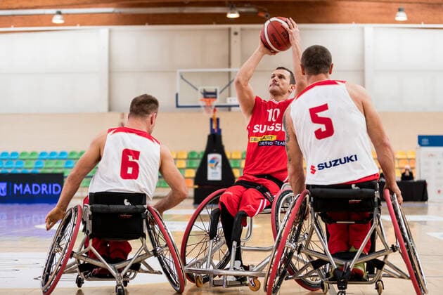 Europameisterschaft Rollstuhlbasketball 04.12.2021 MADRID, SPANIEN 4. Dezember - Rollstuhlbasketball, Polen gegen Schweiz Herren, an Tag 1 der Europameisterschaft Rollstuhlbasketball am 04.12.2021 in Polid. Municipal Francisco Fernandez Ochoa in Madrid, Spanien. Andrzej Macek (Polen, 6), Husein Vardo (Schweiz, 10), Krzysztof Bandura (Polen, 5) Copyright: xBEAUTIFULxSPORTS Wunderlx