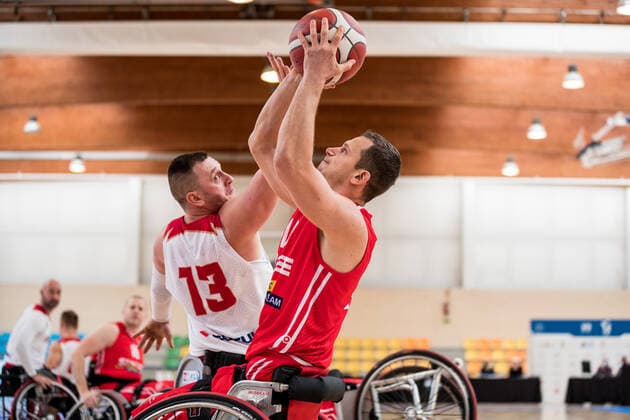 Europameisterschaft Rollstuhlbasketball 04.12.2021 MADRID, SPANIEN 4. Dezember - Rollstuhlbasketball, Polen gegen Schweiz Herren, an Tag 1 der Europameisterschaft Rollstuhlbasketball am 04.12.2021 in Polid. Municipal Francisco Fernandez Ochoa in Madrid, Spanien. Dominik Mosler (Polen, 13), Husein Vardo (Schweiz, 10) Copyright: xBEAUTIFULxSPORTS Wunderlx