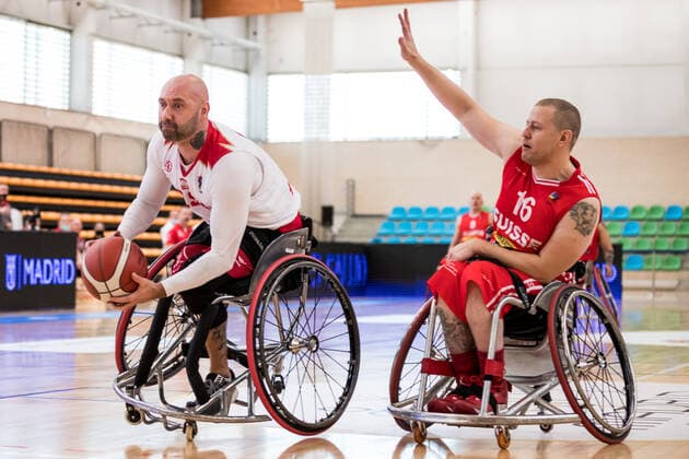Europameisterschaft Rollstuhlbasketball 04.12.2021 MADRID, SPANIEN 4. Dezember - Rollstuhlbasketball, Polen gegen Schweiz Herren, an Tag 1 der Europameisterschaft Rollstuhlbasketball am 04.12.2021 in Polid. Municipal Francisco Fernandez Ochoa in Madrid, Spanien. Mateusz Filipski (Polen, 7), Nicola Damiano (Schweiz, 16) Copyright: xBEAUTIFULxSPORTS Wunderlx