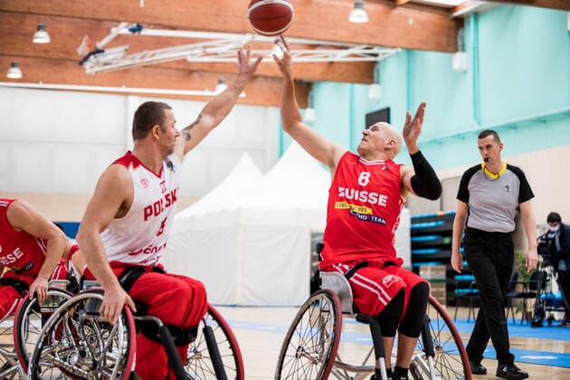 Europameisterschaft Rollstuhlbasketball 04.12.2021 MADRID, SPANIEN 4. Dezember - Rollstuhlbasketball, Polen gegen Schweiz Herren, an Tag 1 der Europameisterschaft Rollstuhlbasketball am 04.12.2021 in Polid. Municipal Francisco Fernandez Ochoa in Madrid, Spanien. Krzysztof Bandura (Polen, 5), Nicolas Hausammann (Schweiz, 8) Copyright: xBEAUTIFULxSPORTS Wunderlx