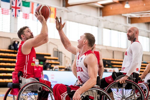 Europameisterschaft Rollstuhlbasketball 04.12.2021 MADRID, SPANIEN 4. Dezember - Rollstuhlbasketball, Polen gegen Schweiz Herren, an Tag 1 der Europameisterschaft Rollstuhlbasketball am 04.12.2021 in Polid. Municipal Francisco Fernandez Ochoa in Madrid, Spanien. Maurice Amacher (Schweiz, 0), Piotr Darnikowski (Polen, 9) Copyright: xBEAUTIFULxSPORTS Wunderlx
