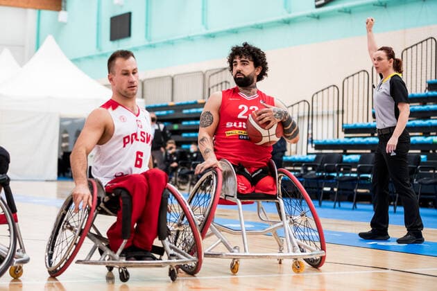 Europameisterschaft Rollstuhlbasketball 04.12.2021 MADRID, SPANIEN 4. Dezember - Rollstuhlbasketball, Polen gegen Schweiz Herren, an Tag 1 der Europameisterschaft Rollstuhlbasketball am 04.12.2021 in Polid. Municipal Francisco Fernandez Ochoa in Madrid, Spanien. Andrzej Macek (Polen, 6), Schwan Wahab (Schweiz, 23) Copyright: xBEAUTIFULxSPORTS Wunderlx