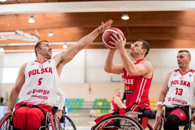 Europameisterschaft Rollstuhlbasketball 04.12.2021 MADRID, SPANIEN 4. Dezember - Rollstuhlbasketball, Polen gegen Schweiz Herren, an Tag 1 der Europameisterschaft Rollstuhlbasketball am 04.12.2021 in Polid. Municipal Francisco Fernandez Ochoa in Madrid, Spanien. Krzysztof Bandura (Polen, 5), Husein Vardo (Schweiz, 10) Copyright: xBEAUTIFULxSPORTS Wunderlx