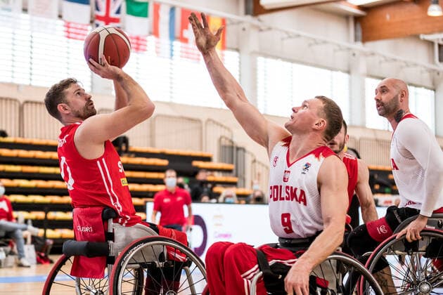 Europameisterschaft Rollstuhlbasketball 04.12.2021 MADRID, SPANIEN 4. Dezember - Rollstuhlbasketball, Polen gegen Schweiz Herren, an Tag 1 der Europameisterschaft Rollstuhlbasketball am 04.12.2021 in Polid. Municipal Francisco Fernandez Ochoa in Madrid, Spanien. Maurice Amacher (Schweiz, 0), Piotr Darnikowski (Polen, 9) Copyright: xBEAUTIFULxSPORTS Wunderlx