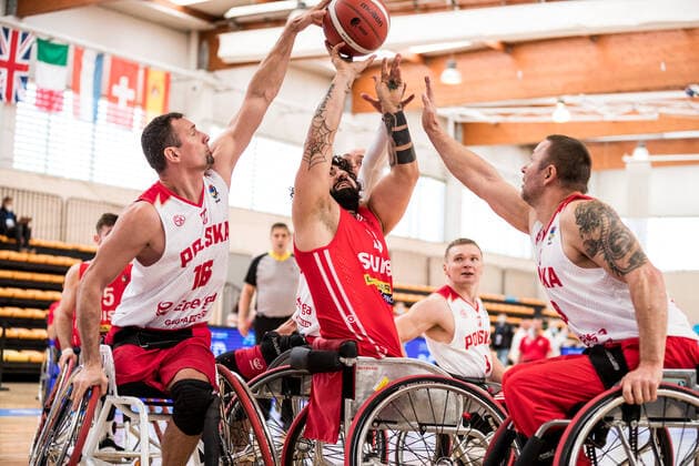 Europameisterschaft Rollstuhlbasketball 04.12.2021 MADRID, SPANIEN 4. Dezember - Rollstuhlbasketball, Polen gegen Schweiz Herren, an Tag 1 der Europameisterschaft Rollstuhlbasketball am 04.12.2021 in Polid. Municipal Francisco Fernandez Ochoa in Madrid, Spanien. Adrian Labedzki (Polen, 16), Mateusz Filipski (Polen, 7), Schwan Wahab (Schweiz, 23), Krzysztof Bandura (Polen, 5) Copyright: xBEAUTIFULxSPORTS Wunderlx