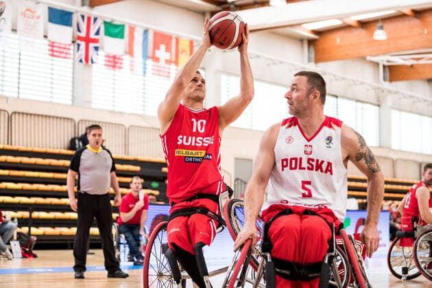 Europameisterschaft Rollstuhlbasketball 04.12.2021 MADRID, SPANIEN 4. Dezember - Rollstuhlbasketball, Polen gegen Schweiz Herren, an Tag 1 der Europameisterschaft Rollstuhlbasketball am 04.12.2021 in Polid. Municipal Francisco Fernandez Ochoa in Madrid, Spanien. Husein Vardo (Schweiz, 10), Krzysztof Bandura (Polen, 5) Copyright: xBEAUTIFULxSPORTS Wunderlx