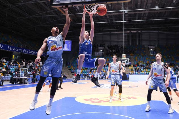 Fraport Skyliners - HAKRO Merlins Crailsheim, easyCredit-BBL Dunking von Lukas Wank (Fraport Skyliners, 0) gegen Jaren Lewis (Merlins Crailsheim, 1). Basketball-Spiel des easyCredit BBL zwischen den Fraport Skyliners und HAKRO Merlins Crailsheim am 5. Dezember 2021 in der Fraport-Arena in Frankfurt am Main., Frankfurt am Main Hessen Deutschland Fraport-Arena