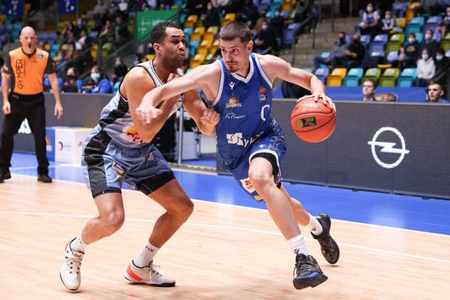 Fraport Skyliners - HAKRO Merlins Crailsheim, easyCredit-BBL Lukas Wank (Fraport Skyliners, 0) zieht an Elias Lasisi (Merlins Crailsheim, 6) vorbei. Basketball-Spiel des easyCredit BBL zwischen den Fraport Skyliners und HAKRO Merlins Crailsheim am 5. Dezember 2021 in der Fraport-Arena in Frankfurt am Main., Frankfurt am Main Hessen Deutschland Fraport-Arena