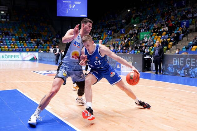 Fraport Skyliners - HAKRO Merlins Crailsheim, easyCredit-BBL Lorenz Brenneke (Fraport Skyliners, 21) gegen Bogdan Radosavljevic (Merlins Crailsheim, 15). Basketball-Spiel des easyCredit BBL zwischen den Fraport Skyliners und HAKRO Merlins Crailsheim am 5. Dezember 2021 in der Fraport-Arena in Frankfurt am Main., Frankfurt am Main Hessen Deutschland Fraport-Arena