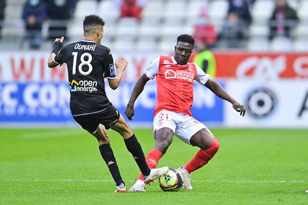 Sport Bilder des Tages Azor Matusiwa (Reims) vs Azz eddine Ounahi (Angers) FOOTBALL : Reims vs Angers - Ligue1 - 05 12 2021 JBAutissier Panoramic 