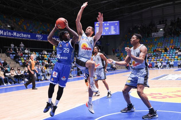 Fraport Skyliners - HAKRO Merlins Crailsheim, easyCredit-BBL Will Cherry (Fraport Skyliners, 29) gegen Elias Lasisi (Merlins Crailsheim, 6). Rechts Richmond Aririguzoh (Merlins Crailsheim, 34). Basketball-Spiel des easyCredit BBL zwischen den Fraport Skyliners und HAKRO Merlins Crailsheim am 5. Dezember 2021 in der Fraport-Arena in Frankfurt am Main., Frankfurt am Main Hessen Deutschland Fraport-Arena