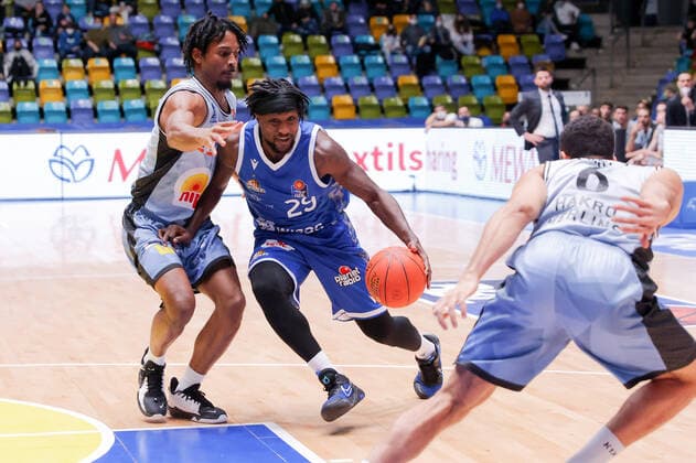 Fraport Skyliners - HAKRO Merlins Crailsheim, easyCredit-BBL Will Cherry (Fraport Skyliners, 29) gegen Terrell Harris (Merlins Crailsheim, 8). Basketball-Spiel des easyCredit BBL zwischen den Fraport Skyliners und HAKRO Merlins Crailsheim am 5. Dezember 2021 in der Fraport-Arena in Frankfurt am Main., Frankfurt am Main Hessen Deutschland Fraport-Arena